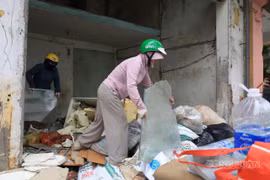 Hà Nội: “Biệt đội” đặc biệt săn tìm vật sắc nhọn ở những điểm giải phóng mặt bằng