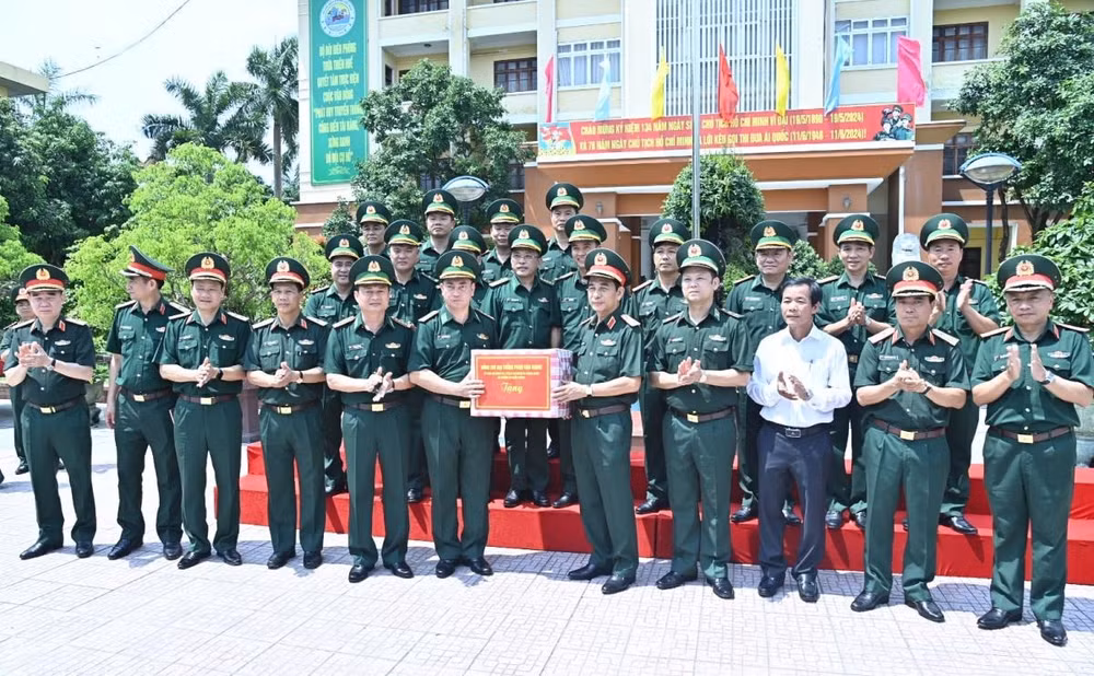 dai tuong phan van giang lam viec tai tinh thua thien hue hinh 2