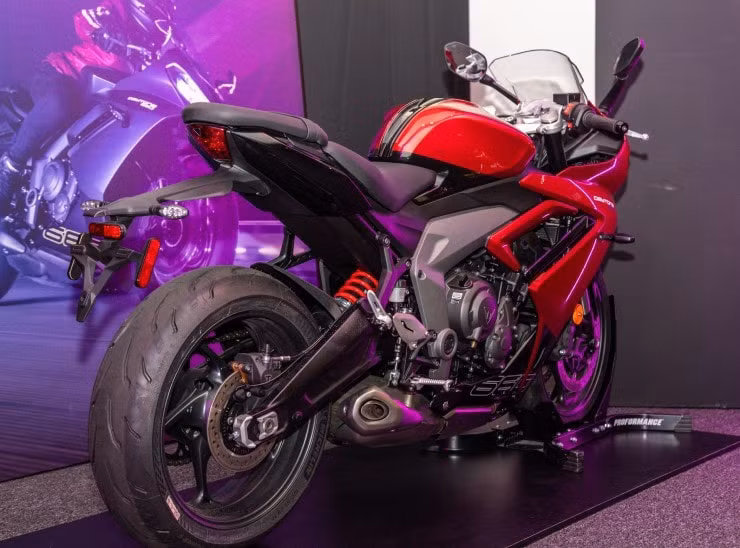 can canh mau moto triumph daytona 660 hinh 2