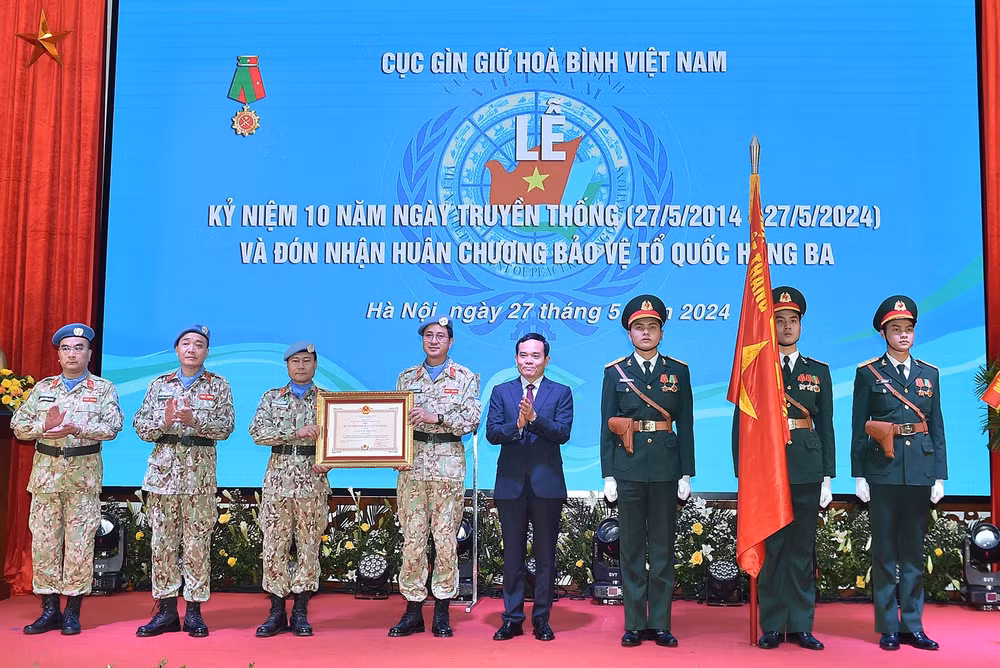cuc gin giu hoa binh viet nam don nhan huan chuong bao ve to quoc hang ba hinh 2