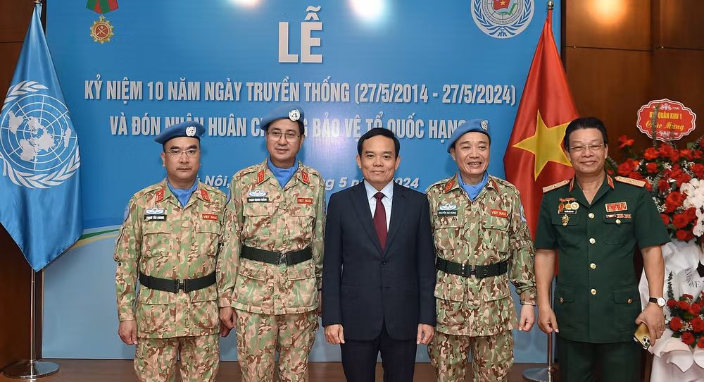 cuc gin giu hoa binh viet nam don nhan huan chuong bao ve to quoc hang ba hinh 3