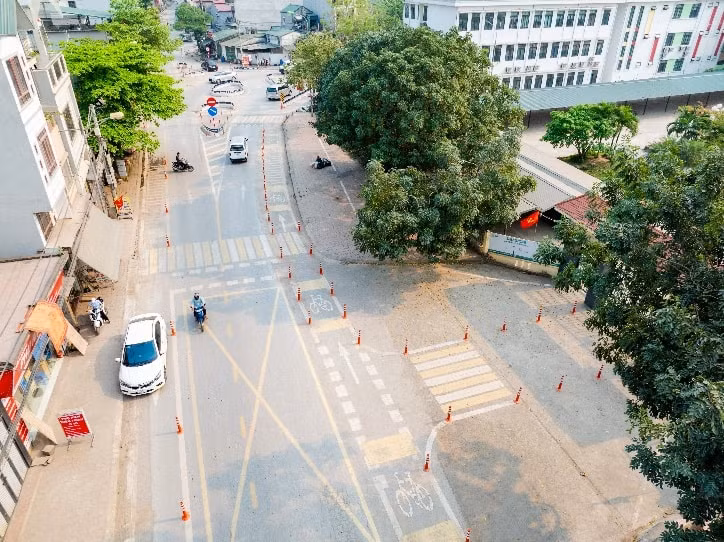 ha noi mo rong mo hinh bao dam an toan giao thong truoc cong truong hoc hinh 2