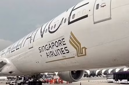 hon 20 nguoi bi chan thuong cot song trong vu tai nan may bay singapore airlines hinh 1