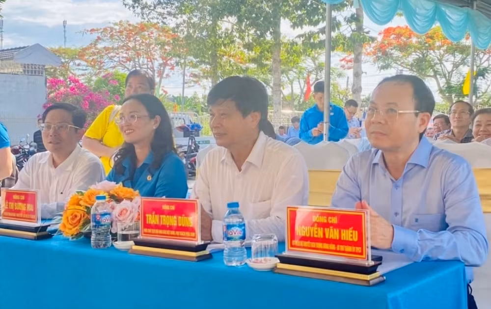 khanh thanh duong co to quoc va trao hoc bong cho hoc sinh tai tp can tho hinh 1