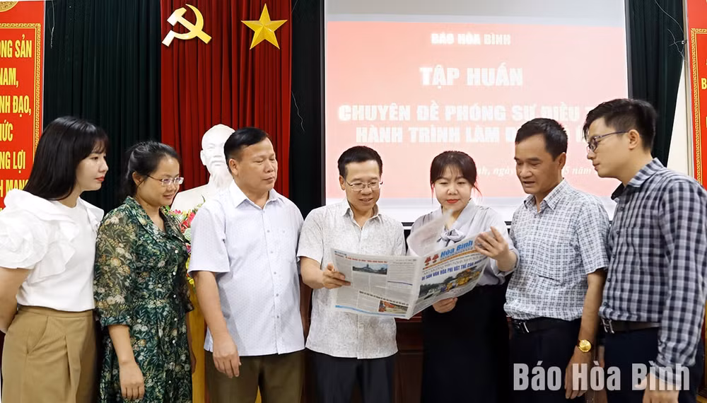 bao hoa binh tap huan chuyen de phong su dieu tra hinh 1