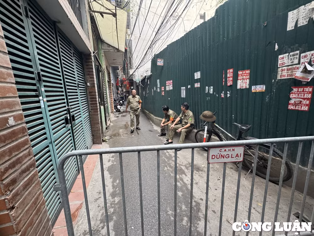 di choi ve muon bi khoa cong o ben ngoai co gai thoat nan trong vu chay lam 14 nguoi tu vong hinh 1