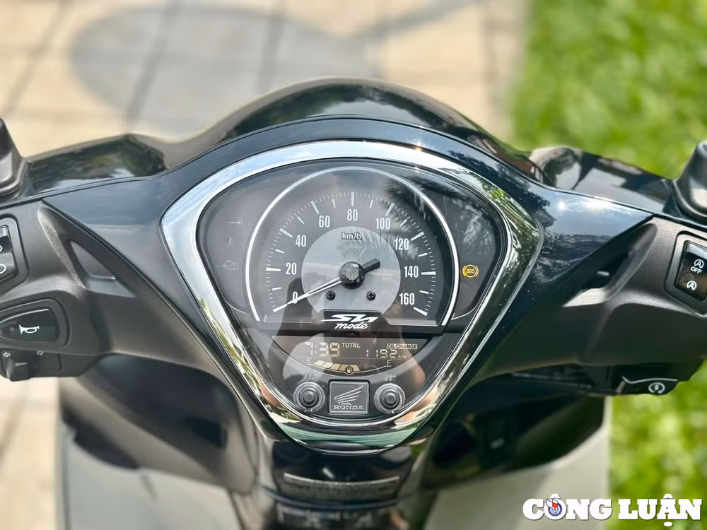 gia xe honda sh mode nua cuoi thang 5 2024 chenh nhe hinh 3