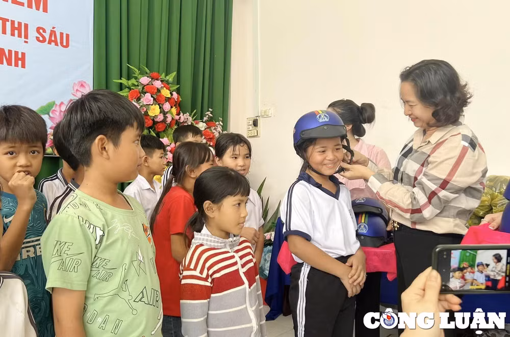 hoi nha bao viet nam trao tang non bao hiem cho 300 em hoc sinh hinh 2