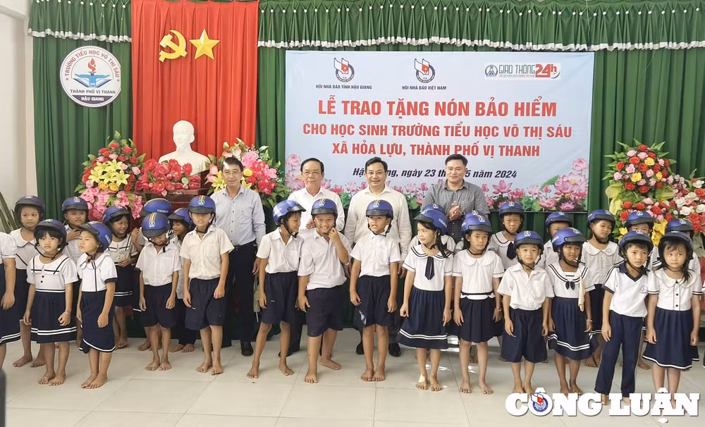 hoi nha bao viet nam trao tang non bao hiem cho 300 em hoc sinh hinh 1