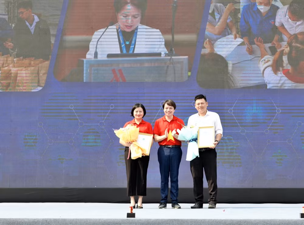 sao thai duong dong hanh trong le ra quan hanh trinh thay thuoc tre lam theo loi bac nam 2024 hinh 2