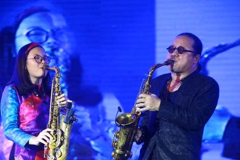 dan nghe si ten tuoi trinh dien tai dem nhac trinh cong son tinh yeu tim thay hinh 2