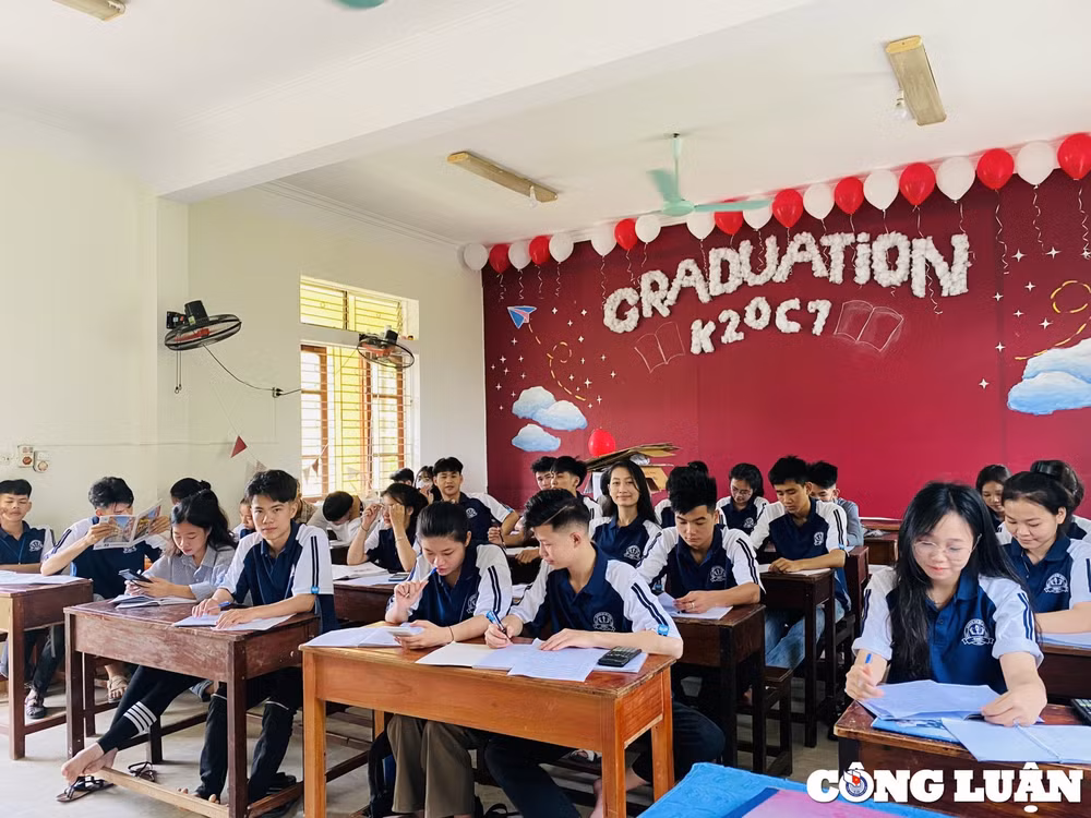 hoc sinh thuc xuyen dem de on thi chi ngu 3 tieng buoi toi hinh 1