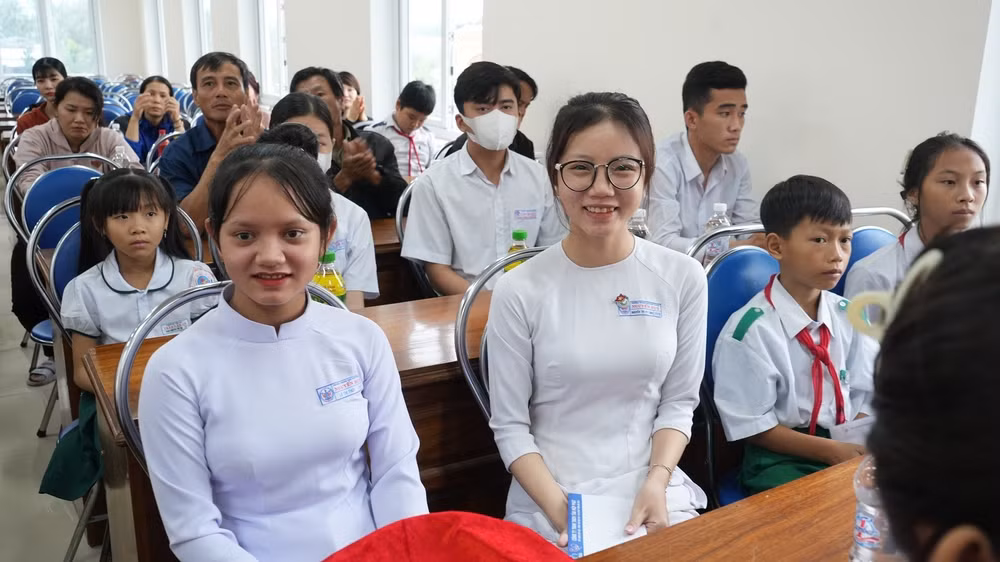 nang buoc toi truong cho 150 em hoc sinh tai quang nam du kho khan den dau cung dung bo cuoc hinh 4