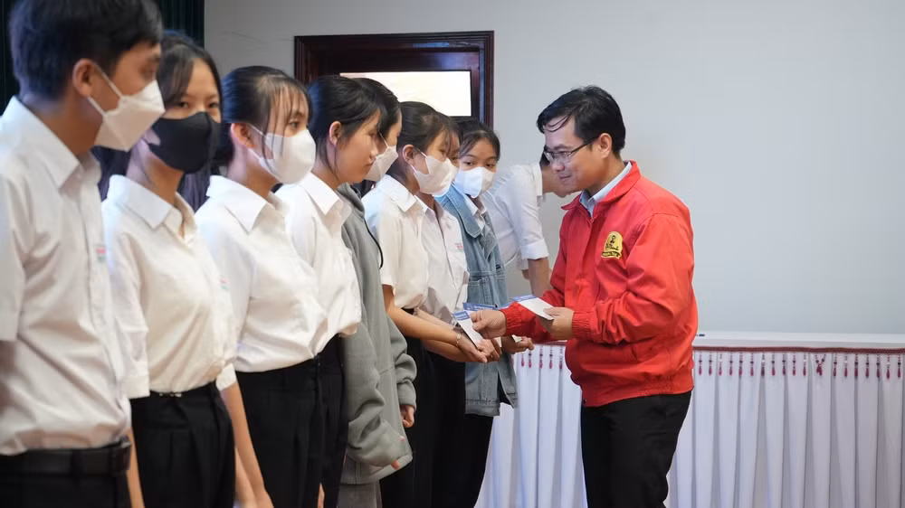 nang buoc toi truong cho 150 em hoc sinh tai quang nam du kho khan den dau cung dung bo cuoc hinh 7