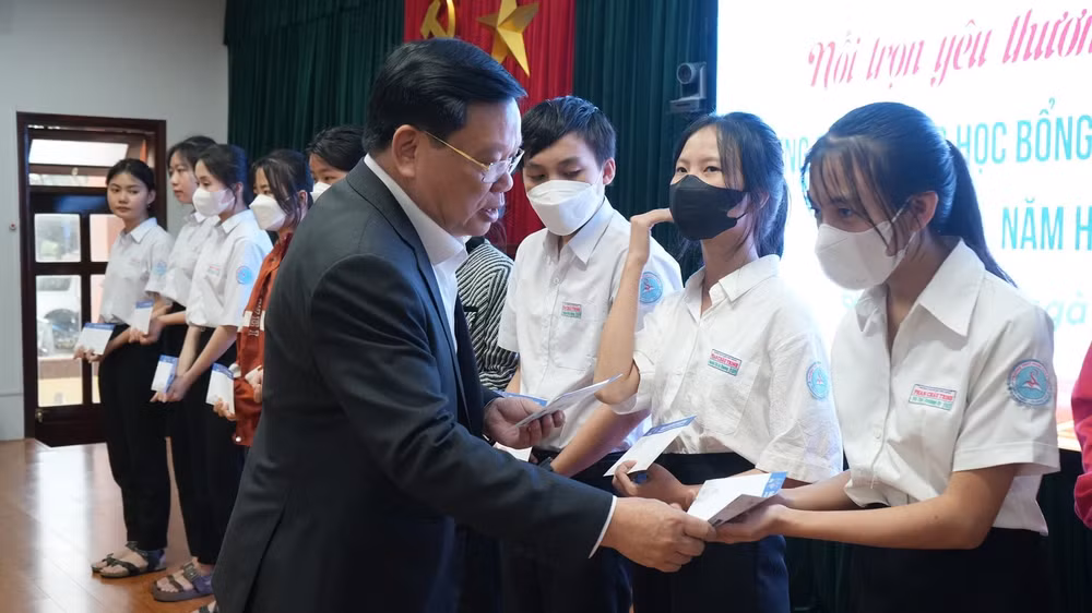 nang buoc toi truong cho 150 em hoc sinh tai quang nam du kho khan den dau cung dung bo cuoc hinh 6