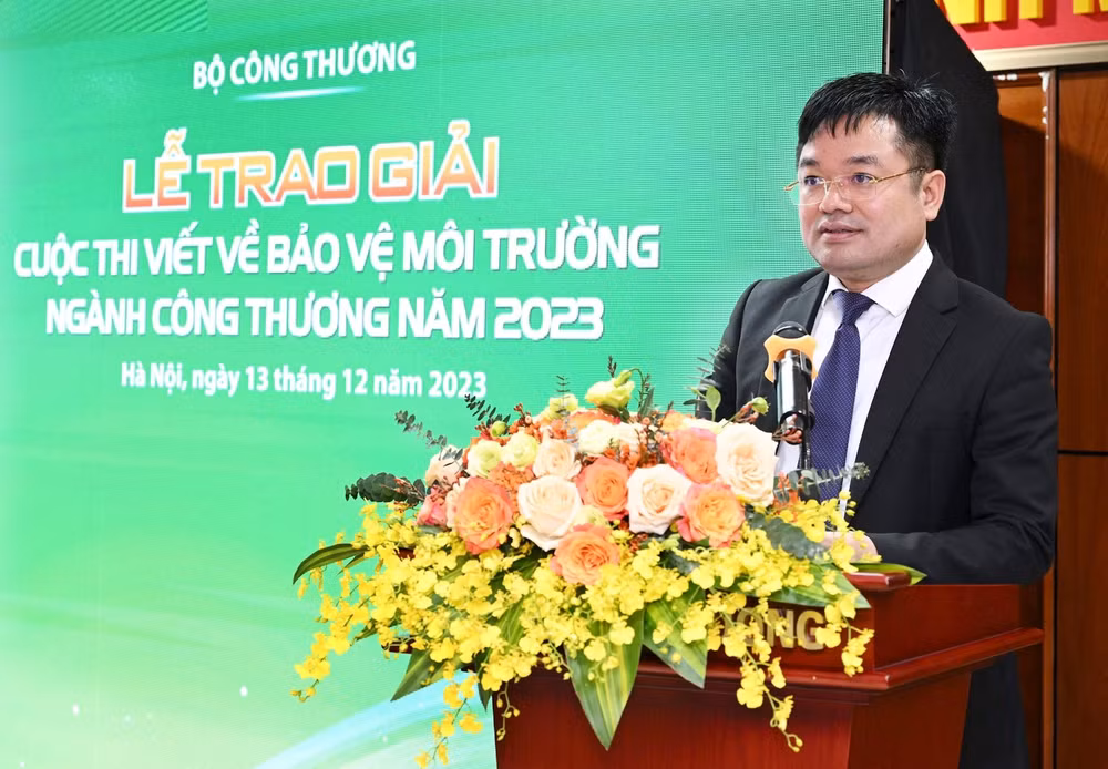 trao giai cuoc thi viet ve bao ve moi truong nganh cong thuong lan thu ii hinh 1