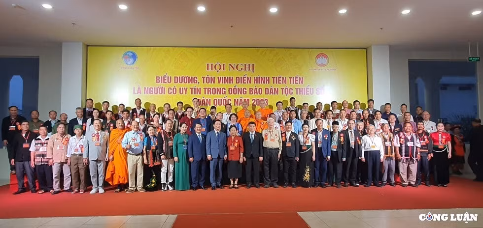 bieu duong ton vinh 497 nguoi co uy tin trong dong bao dan toc thieu so toan quoc hinh 6