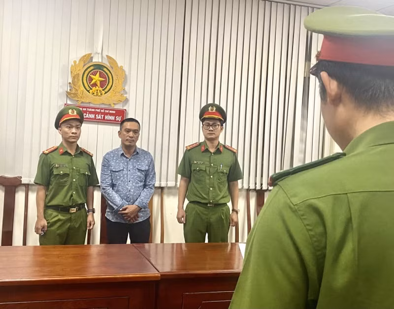 bat doi tuong gia danh cong an lua mot phu nu mat hon 9 ty dong hinh 1