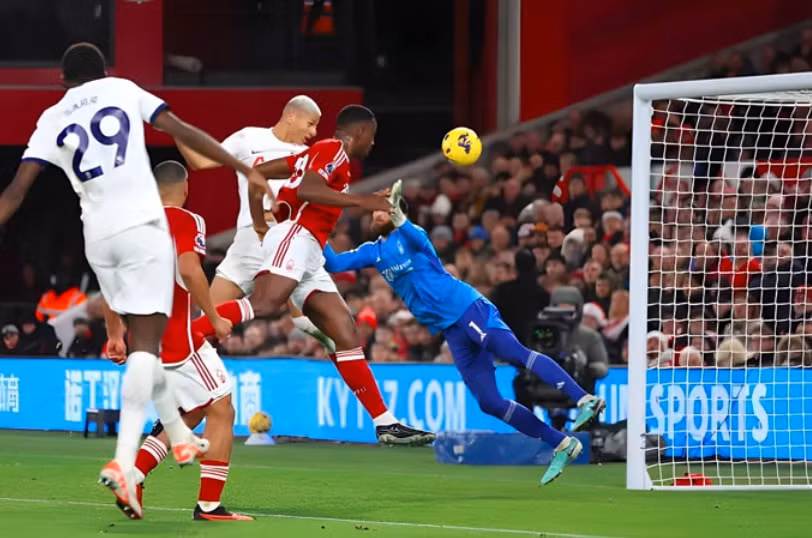 danh bai nottingham 2 0 tottenham tro lai duong dua top 4 hinh 1