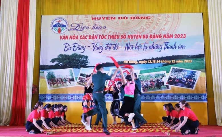 lien hoan van hoa cac dan toc thieu so huyen bu dang hinh 2