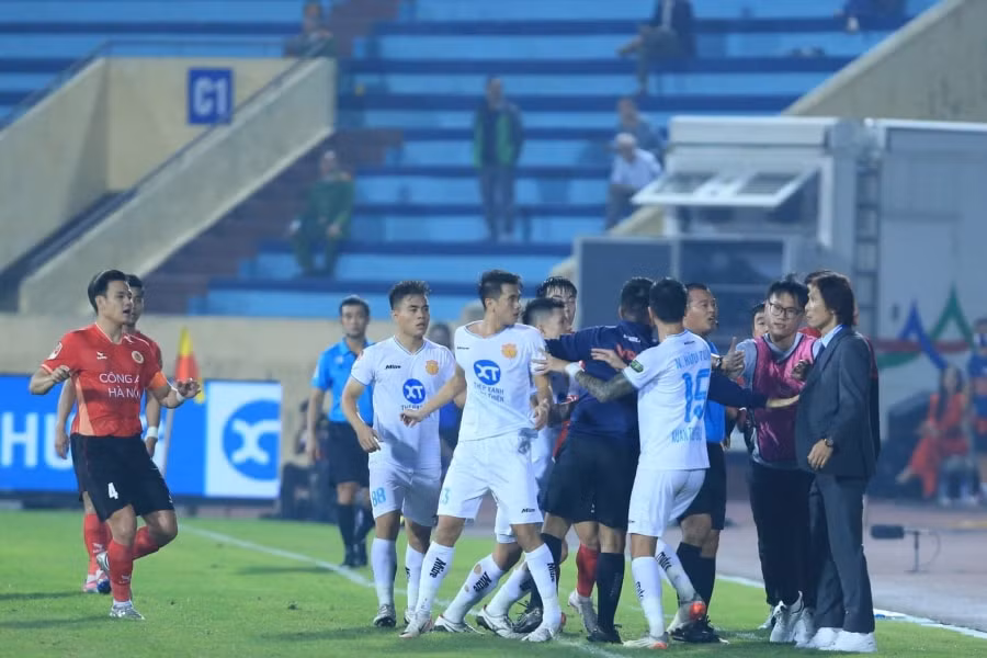 pho truong doan clb cong an ha noi va hlv gong oh kyun bi de nghi ky luat bo sung hinh 1