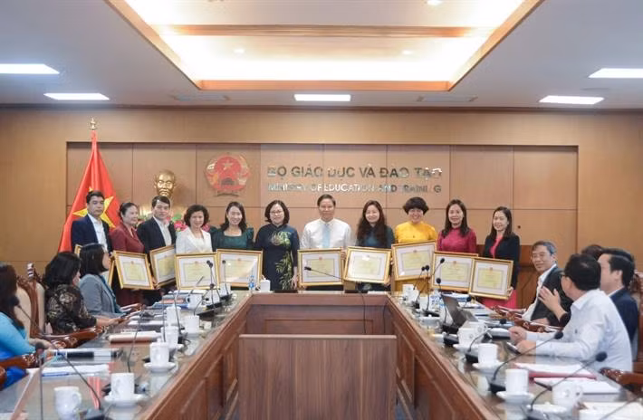 no luc vi su tien bo cua phu nu va binh dang gioi trong nganh giao duc hinh 1