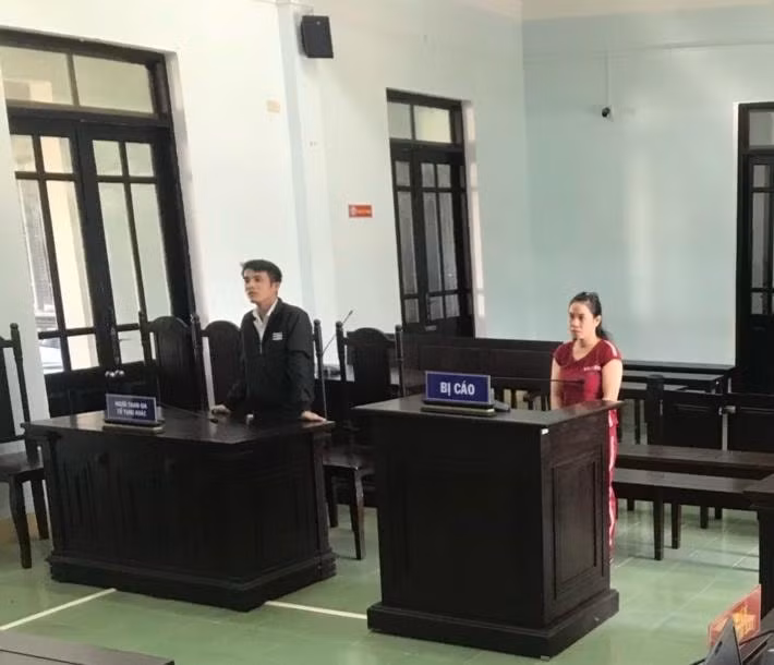 kon tum lanh an 9 thang tu giam vi xe bien ban xu phat dap vao nguoi csgt hinh 1
