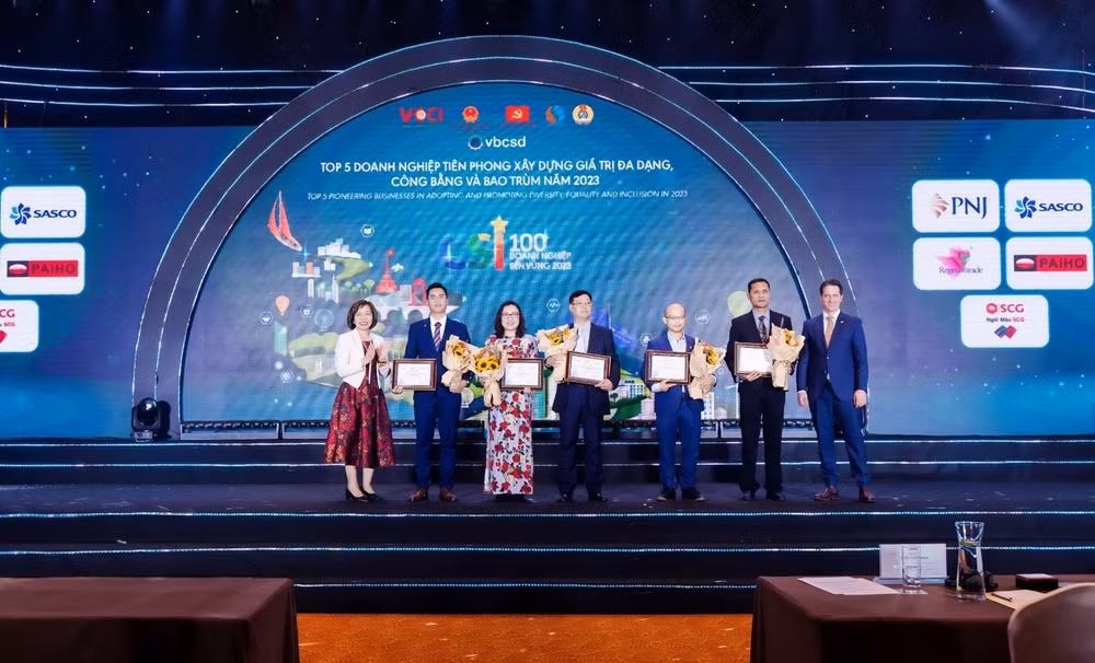pnj dan dau top 10 doanh nghiep phat trien ben vung 2023 linh vuc thuong mai dich vu hinh 2