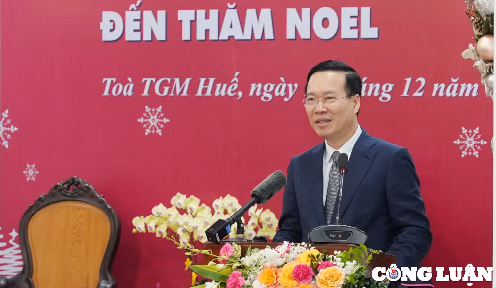chu tich nuoc vo van thuong chuc mung giang sinh tong giao phan hue hinh 2