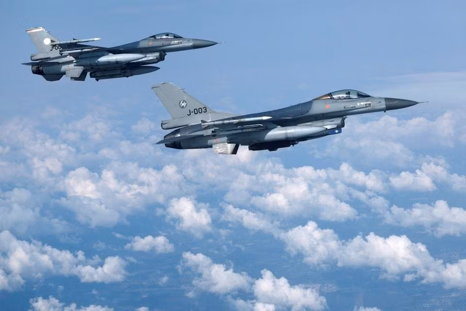 tiem kich f 16 cua my roi ngoai khoi han quoc phi cong nhay du thoat nan hinh 1
