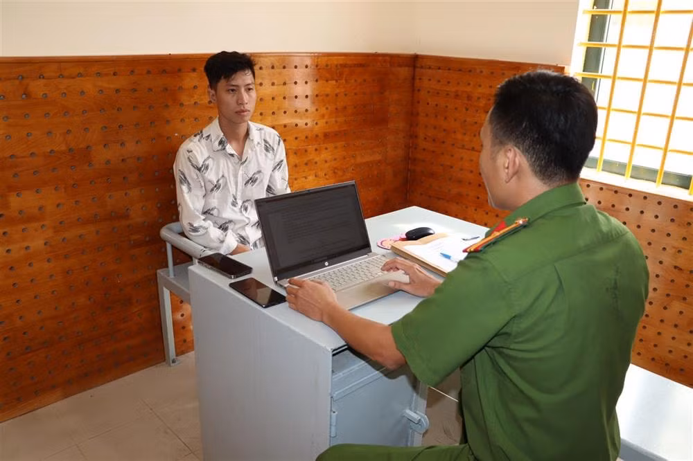 bat tam giam 2 doi tuong gia danh cong an dung sung tu che cuop tai san hinh 1