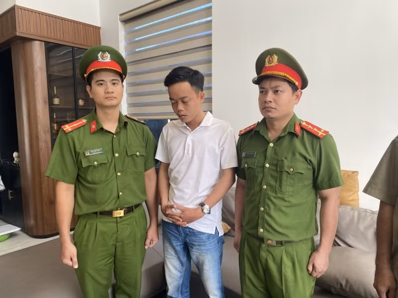 bat can bo ngan hang chiem doat hon 25 ty dong cua khach hinh 1