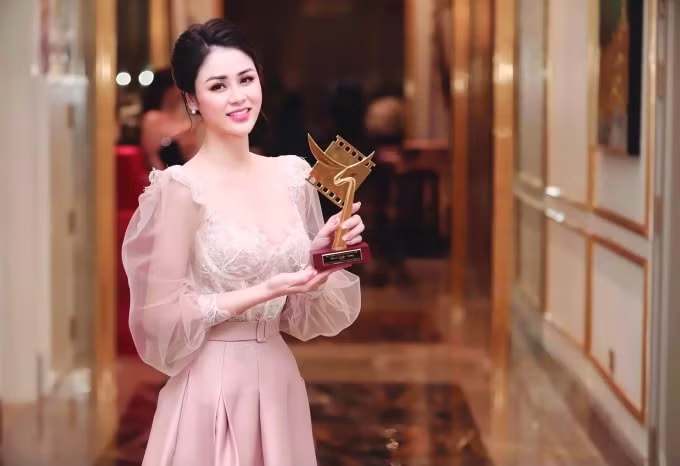luong thu trang chang co vai dien nao de neu khong dat minh vao nhan vat hinh 1