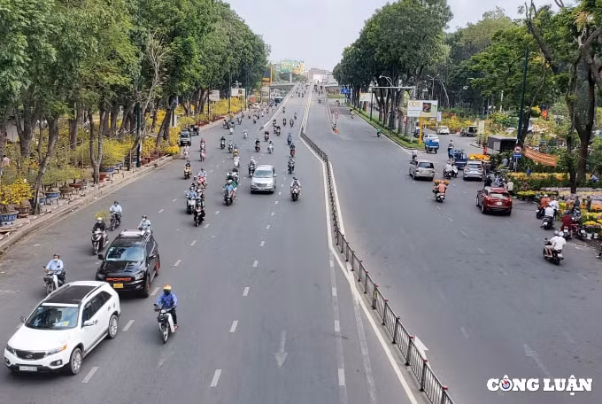cac nga duong tphcm thong thoang nguoi dan thoai mai di mua sam ngay cuoi nam hinh 5