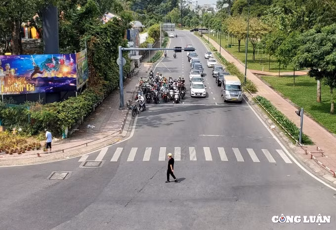 cac nga duong tphcm thong thoang nguoi dan thoai mai di mua sam ngay cuoi nam hinh 6