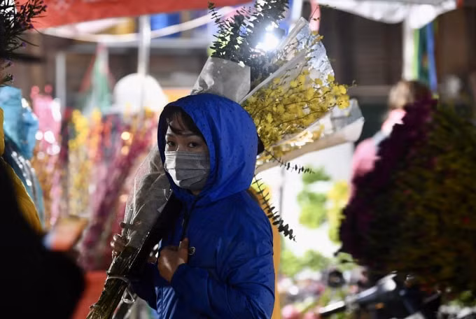 nguoi dan thu do chen nhau trong mua ret tai cho hoa lon nhat ha noi hinh 3