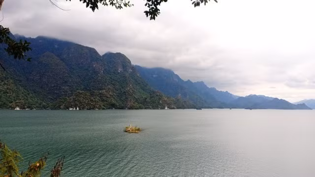 song cham o ho quynh nhai hinh 1