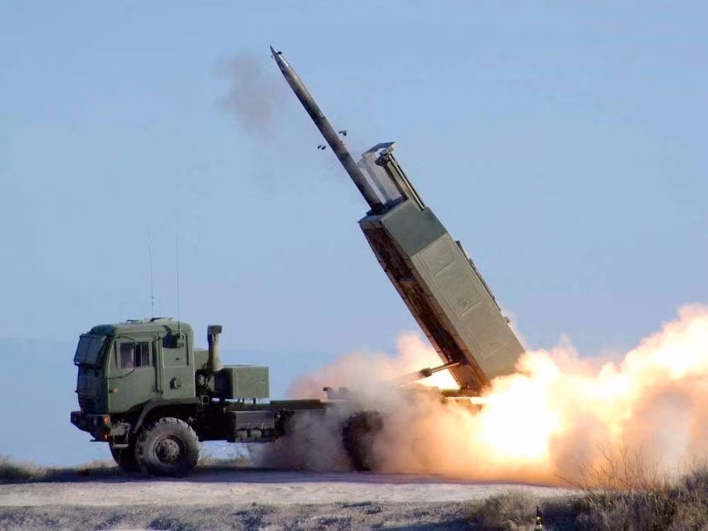 upload.wikimedia.org-wikipedia-commons-8-83-_himars_-_missile_launched.jpg