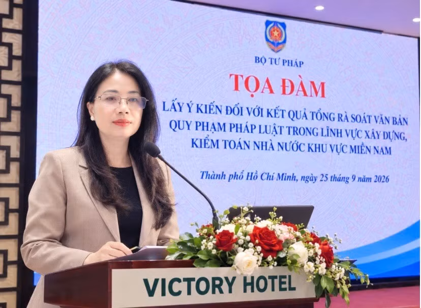 Bà Bùi Thanh Thủy, Phó Trưởng phòng, Vụ Pháp chế, KTNN tham luận tại Tọa đàm. Ảnh: Thu Huyền