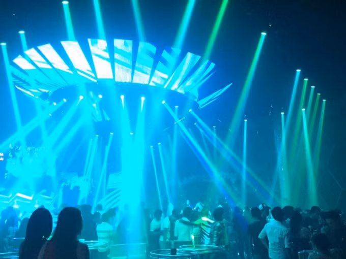 tu dem nay lao cai cho phep vu truong quan bar hoat dong tro lai hinh 1