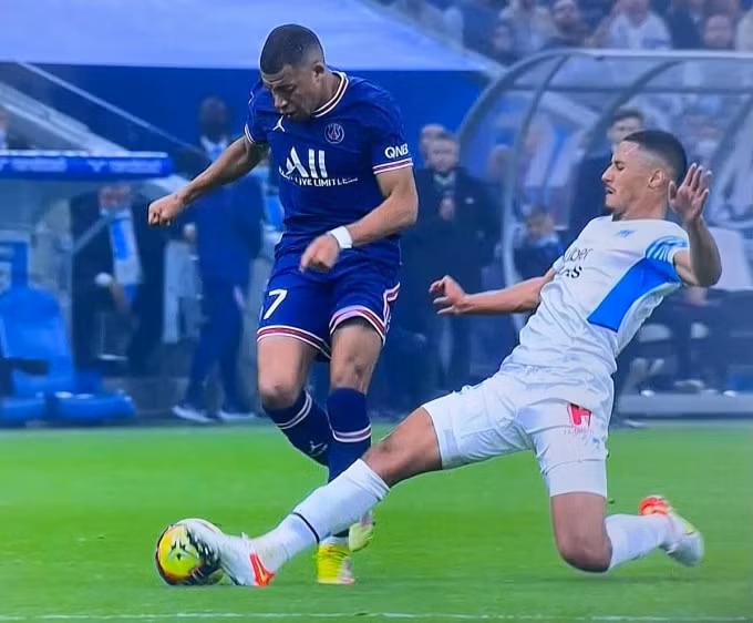 bat chet mbappe sao arsenal duoc dua len may hinh 1