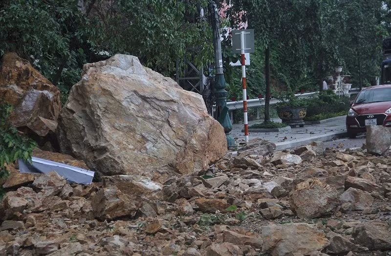binh dinh sat lo nui da roi xuong duong khien 3 nguoi bi thuong hinh 1