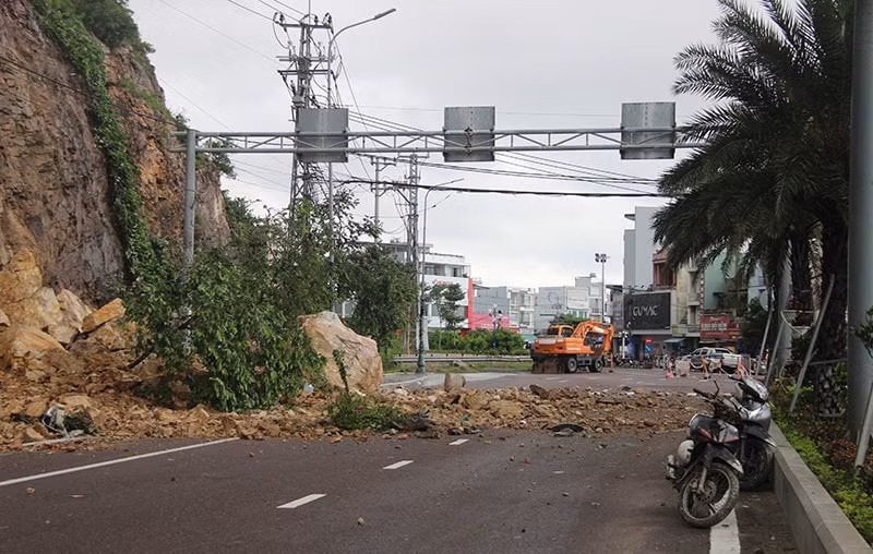 binh dinh sat lo nui da roi xuong duong khien 3 nguoi bi thuong hinh 2