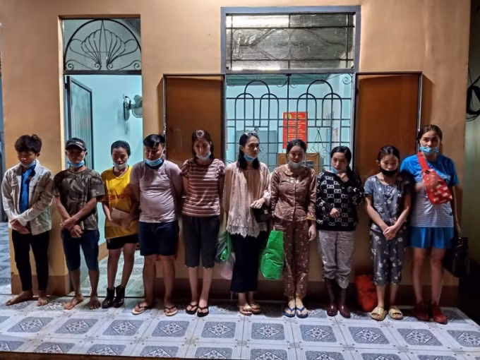 bat giu nhom nguoi dang thuc hien hanh vi xuat canh trai phep hinh 1