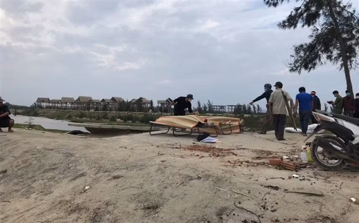 lat thuyen thung 3 ngu dan quang ngai troi dat ra bo bien quang nam hinh 1