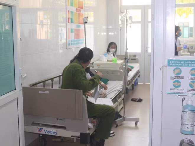 vu 13 hoc sinh nhap vien sau khi an keo la ngo doc do keo chiet xuat tu cay can sa hinh 1