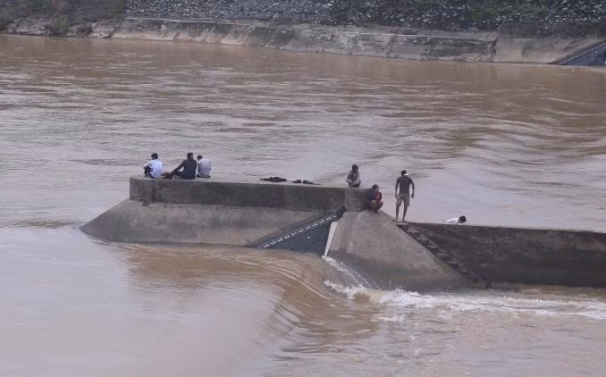cuu ho pho giam doc so o quang tri cung 6 nguoi mac ket giua dong nuoc xiet hinh 2