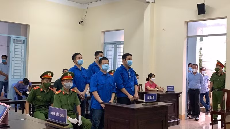 tuyen an cac bi cao nhom bao sach truong chau huu danh bi tuyen phat 4 nam 6 thang tu hinh 1