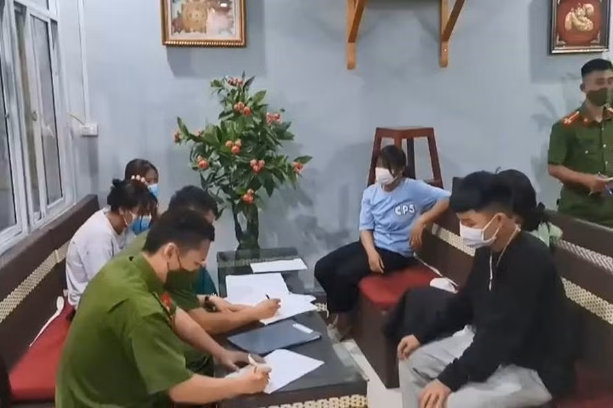 son la mo cua cho khach hat quan karaoke bi xu phat 16 trieu dong hinh 1