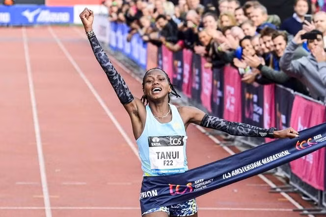 nha vo dich amsterdam marathon va cau chuyen day y nghia ve chiec no trang sau giay phut vinh quang hinh 1